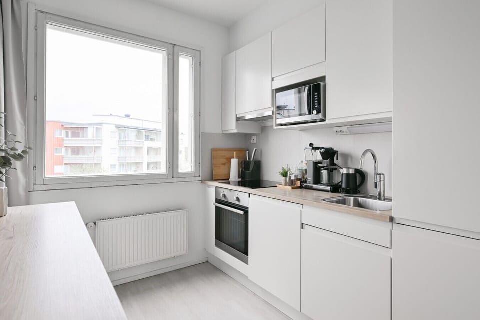 Kitchen essentials - oven, induction hob, microwave, kettle, and filter coffee maker - Varppaaja 3 A 16, Jyväskylä