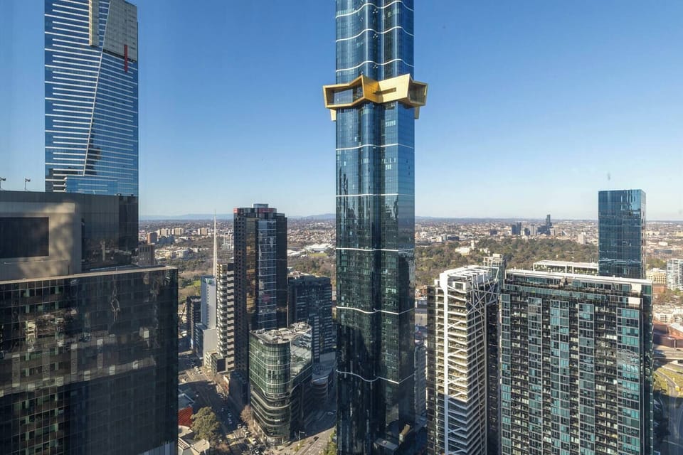 Take in sweeping cityscapes from Docklands to the CBD, with uninterrupted vistas over Southbank’s glittering skyline.