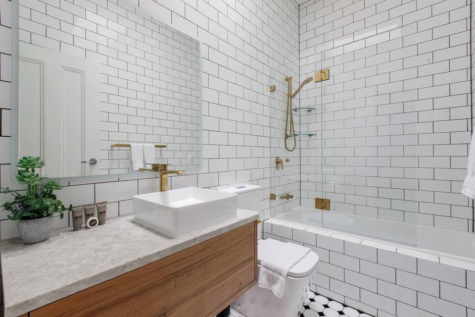 The bathroom provides a shower-over-bathtub, complimentary toiletries, and soft towels that support easy daily routines.