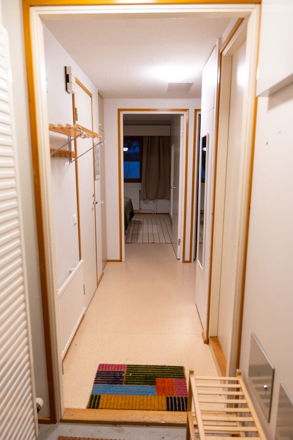 The entrance has a small lobby connecting both bedrooms, bathroom and walk-in closet