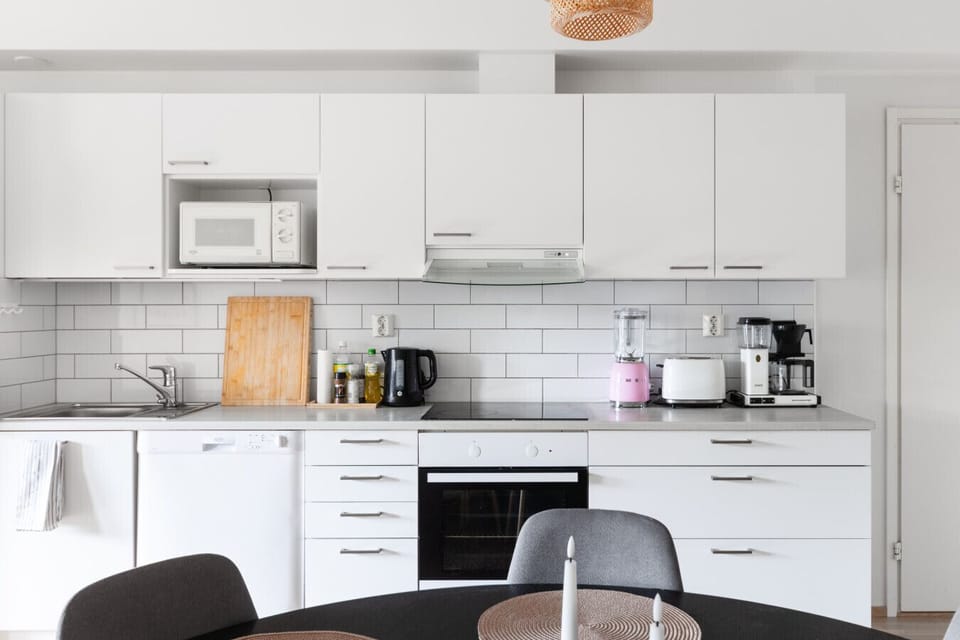 Modern and fully equipped kitchen.