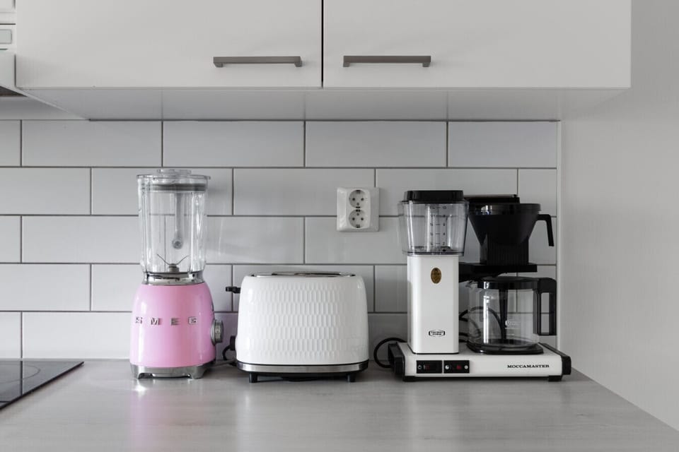 Modern and fully equipped kitchen.