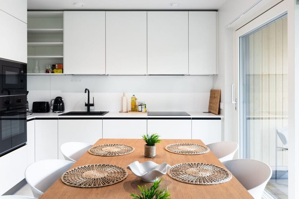 Fully equipped modern kitchen.