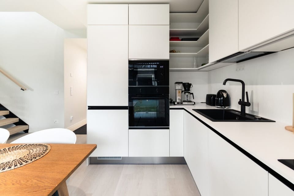 Fully equipped modern kitchen.