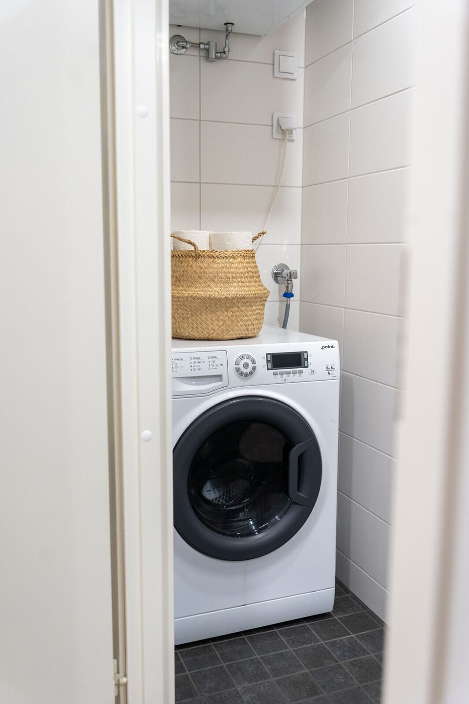 The washing machine has a drying function (9/6kg capability)