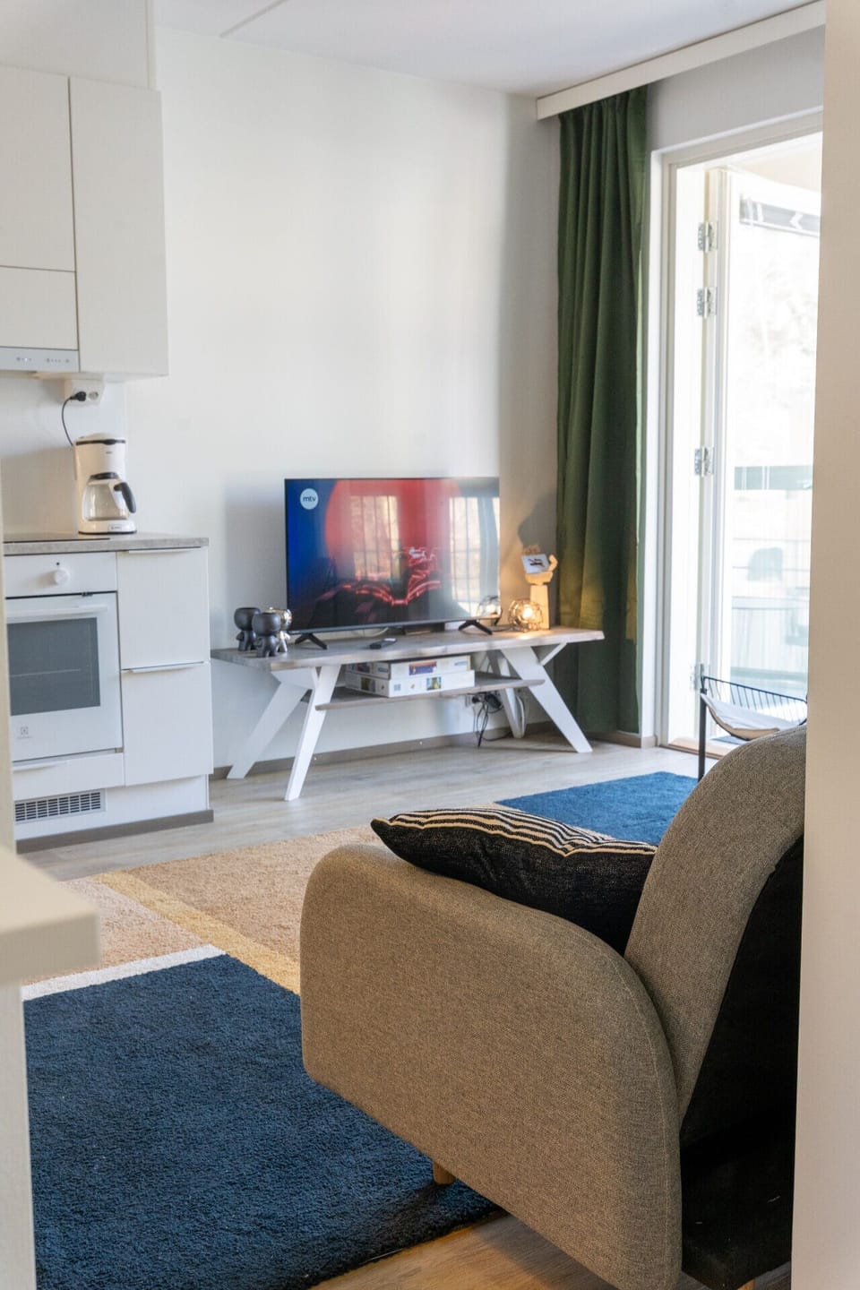 The apartment has 4K TV for the movie nights
