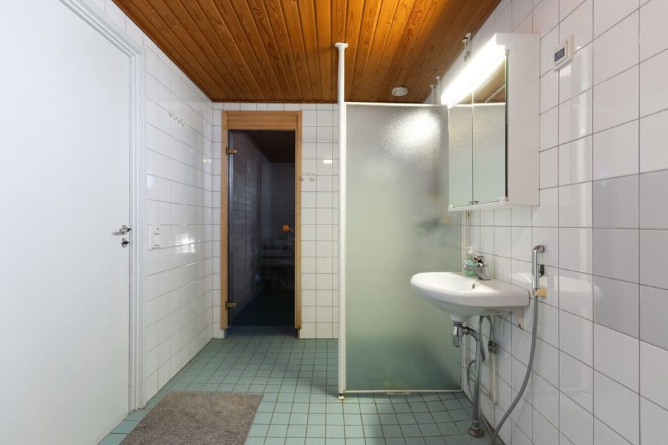 Upstairs bathroom with washing machine and sauna