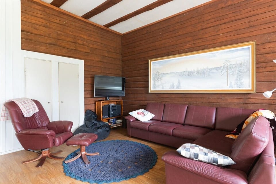 Family lounge with sectional sofa and landscape painting - Vuorenkyläntie 7, Hartola