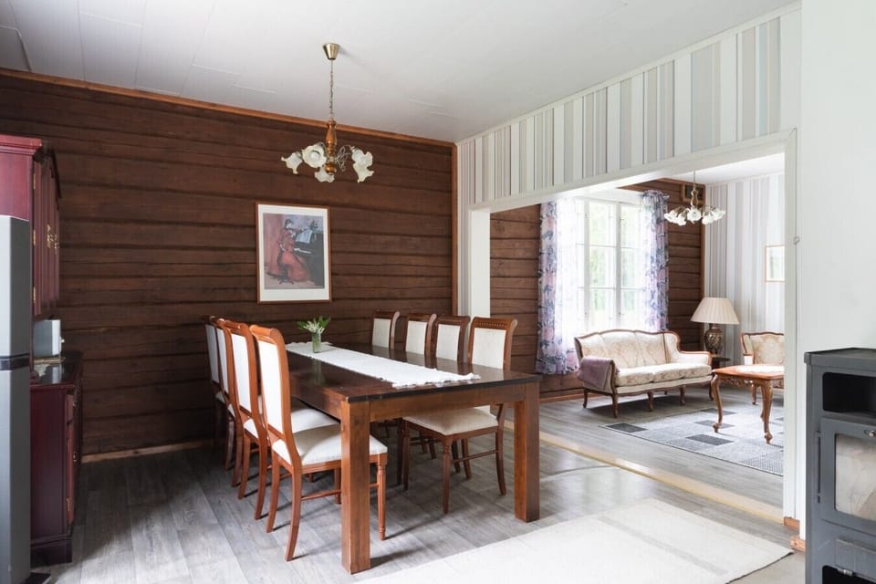 Heritage dining room seating ten guests in cushioned chairs - Vuorenkyläntie 7, Hartola