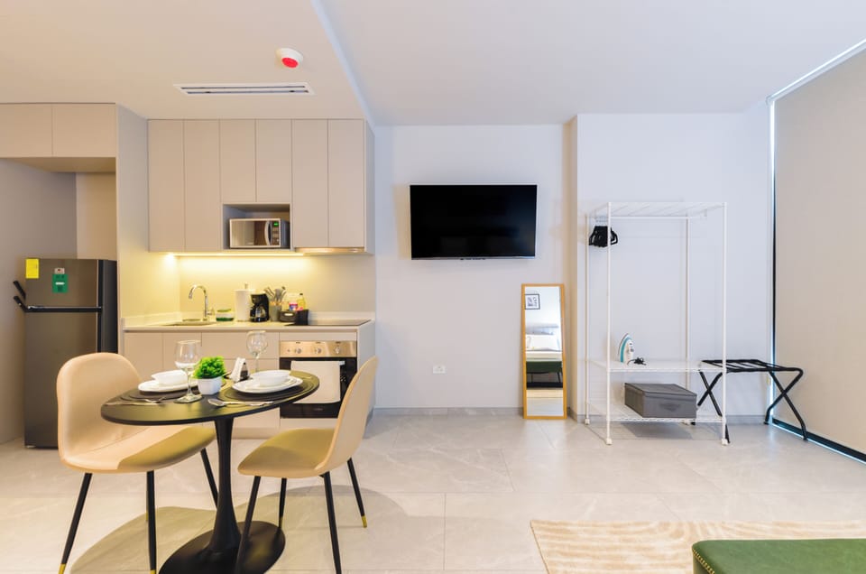 Business Studio, City View | Private kitchen | Microwave, stovetop, cookware/dishes/utensils