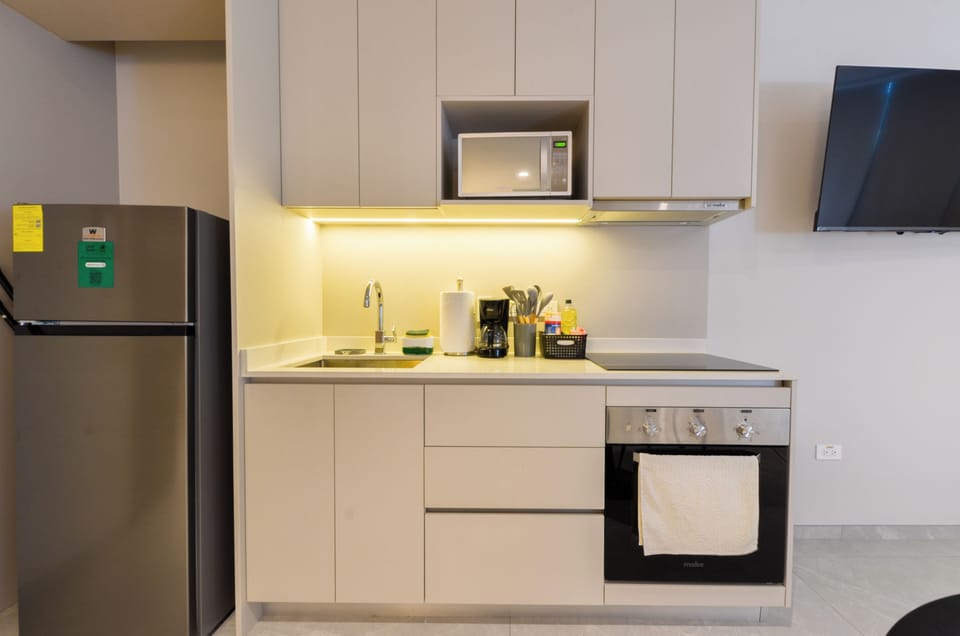 Business Studio, City View | Private kitchen | Microwave, stovetop, cookware/dishes/utensils
