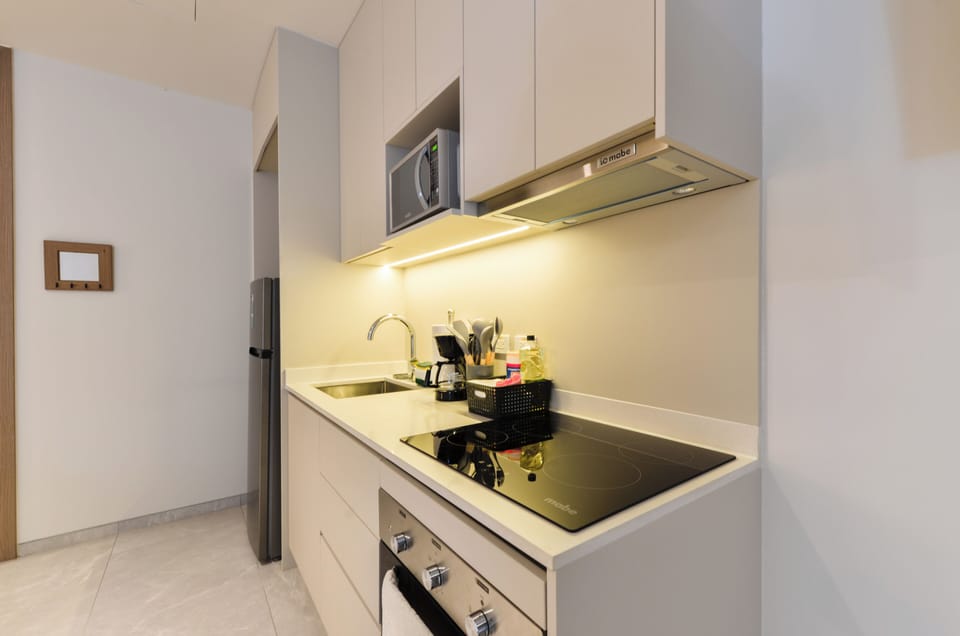 Business Studio, City View | Private kitchen | Microwave, stovetop, cookware/dishes/utensils