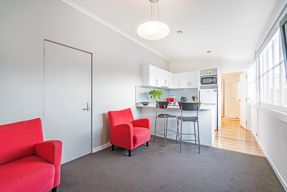 Pull up a stool at the breakfast bar and savour your first coffee before heading out to explore Hobart.