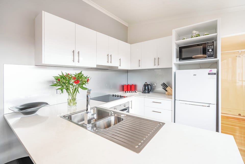 The well-equipped kitchen has everything you need to prepare fresh local produce, from leisurely breakfasts to evening meals.