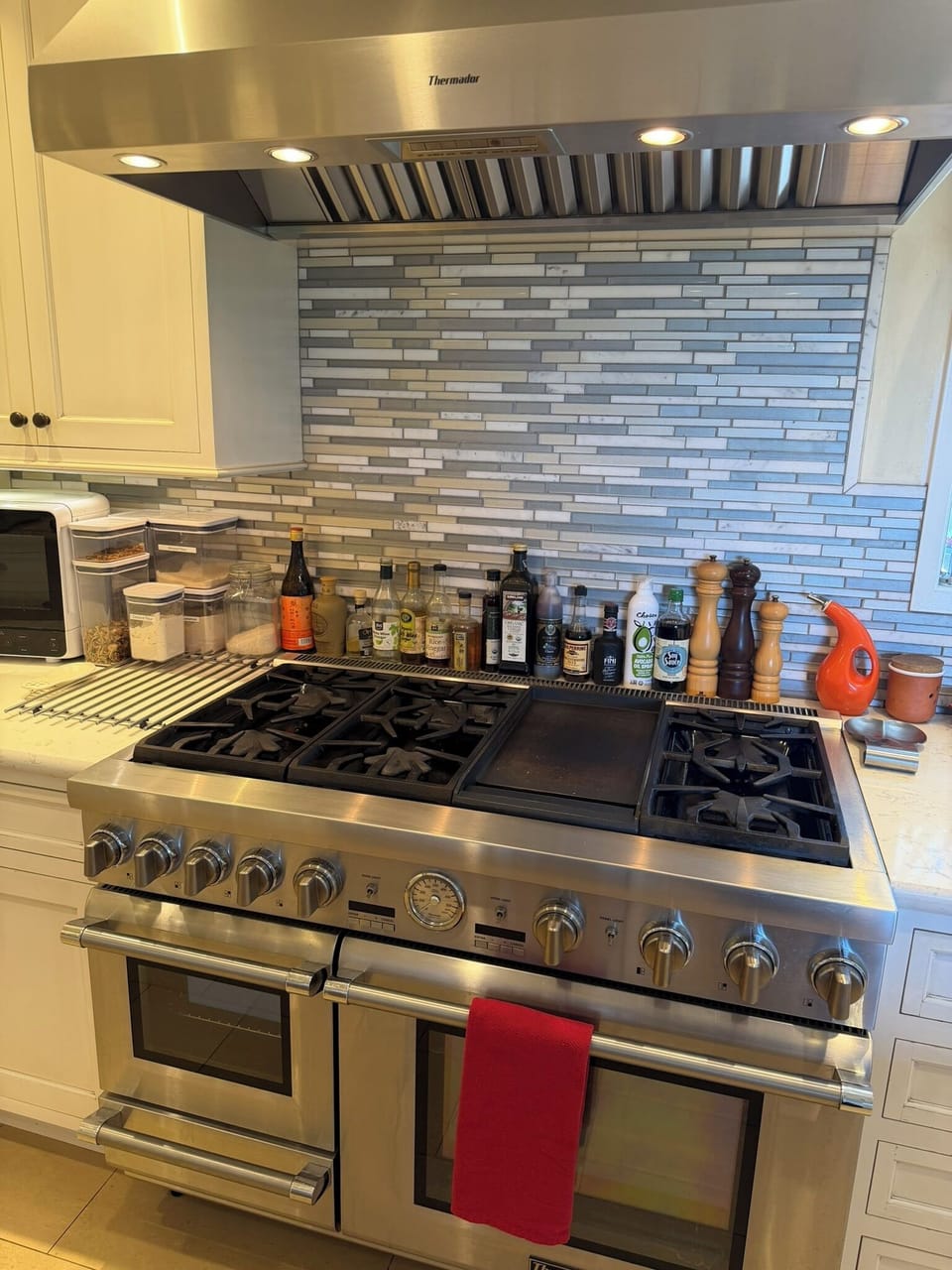 48" 6 burner dual fuel range in the kitchen