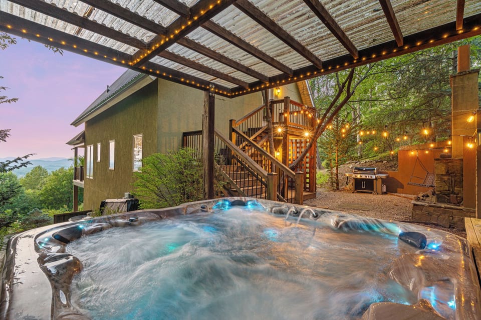 Unwind in the cozy hot tub after a day full of adventure and fun with your loved ones!