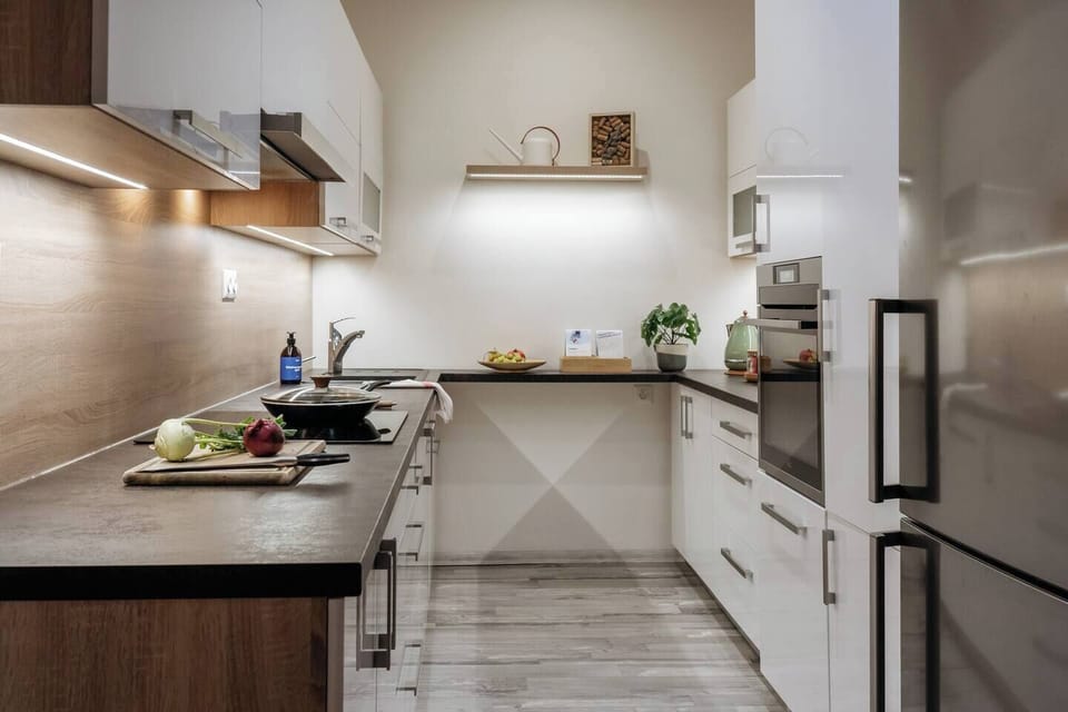 Start your morning right with complimentary coffee capsules, tea, milk, juice, toast, and sweet spreads – a thoughtful welcome breakfast to enjoy in the fully equipped kitchen.