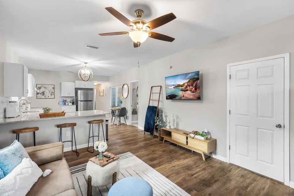Centrally located and close to everything! Minutes from the hospital district, downtown, and major sites. A quiet retreat with free parking that’s perfect for medical professionals and crews needing a short-term rental.
