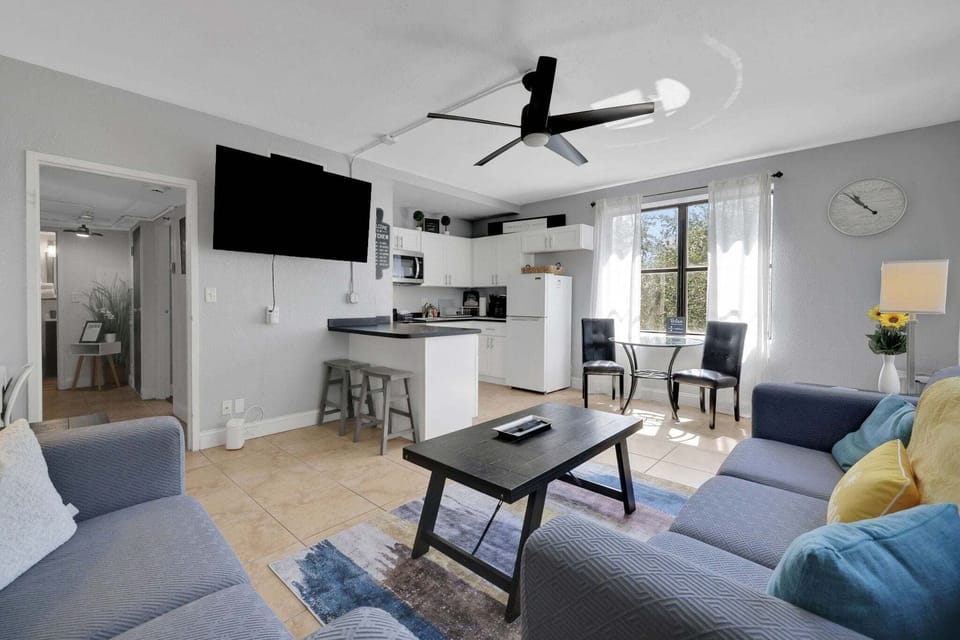 Condo, 1 Queen Bed, Kitchen, City View (Bold City Loft) | Living area