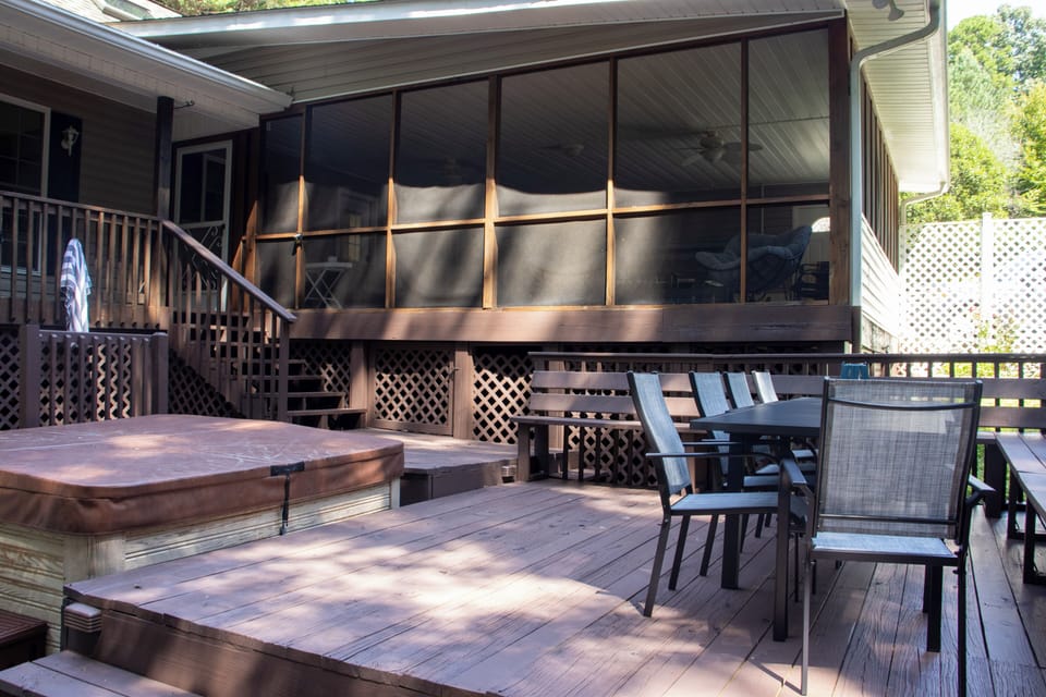 Back deck: outdoor dining for all guests, hot tub and gas grill. 
