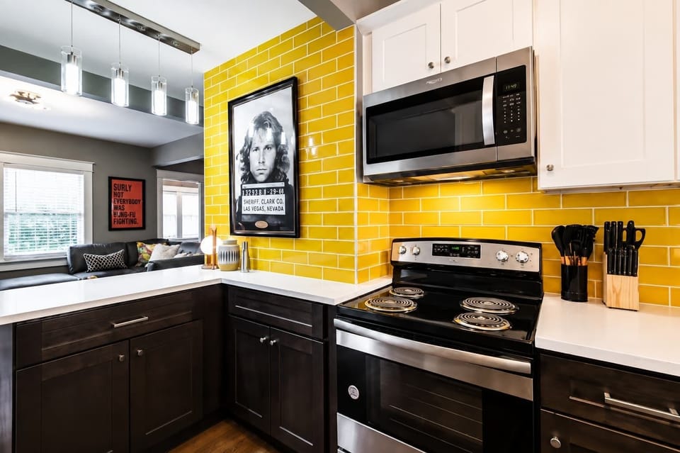 Kitchen with breakfast bar 
