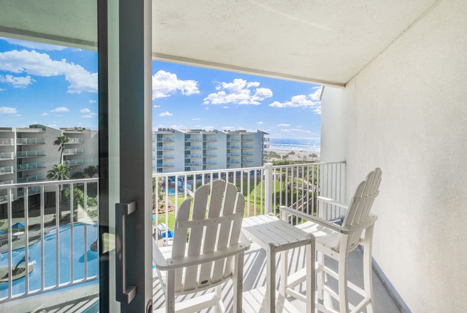 Beautiful view of the pool and beach from the top floor!  No afternoon sun on the balcony and sturdy chairs for your afternoon beach breeze and cocktails or coffee in the mornings !