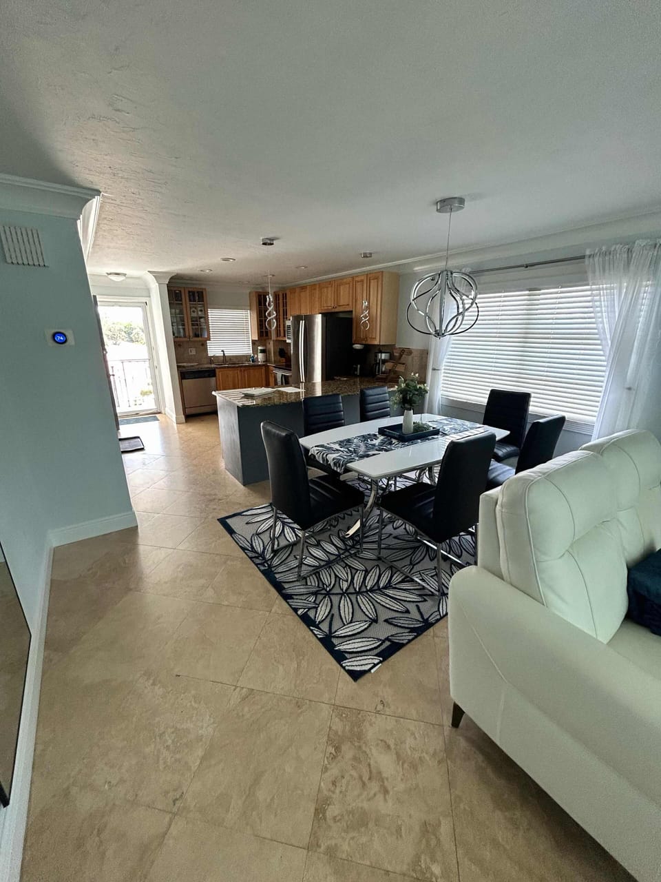 Comfort Condo | Dining