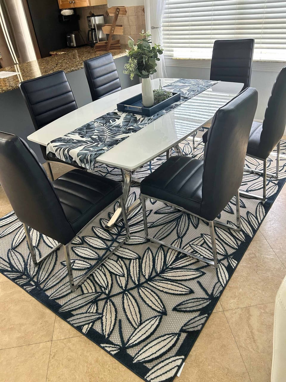 Comfort Condo | Dining