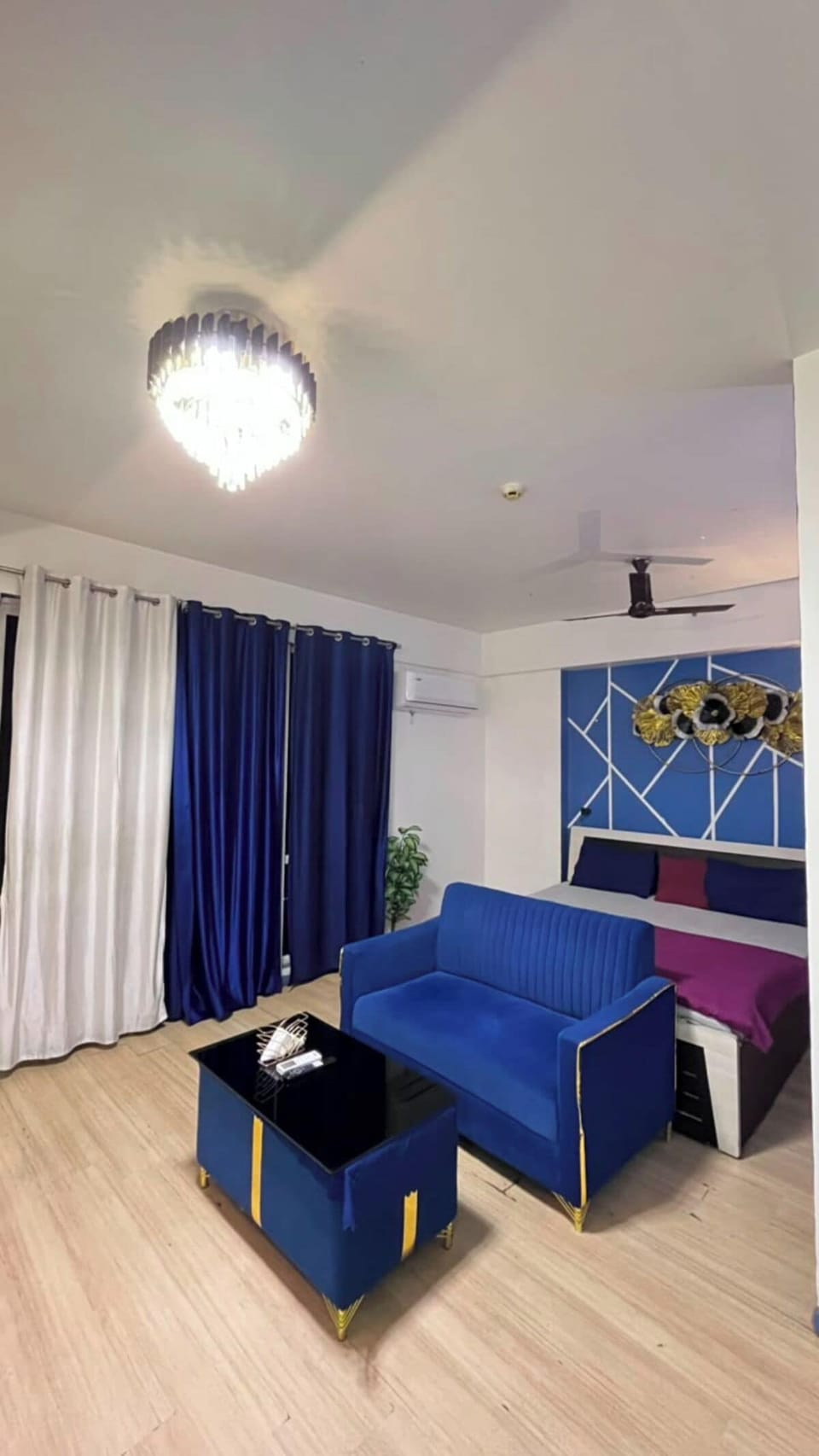 Luxury Studio, City View | Living area