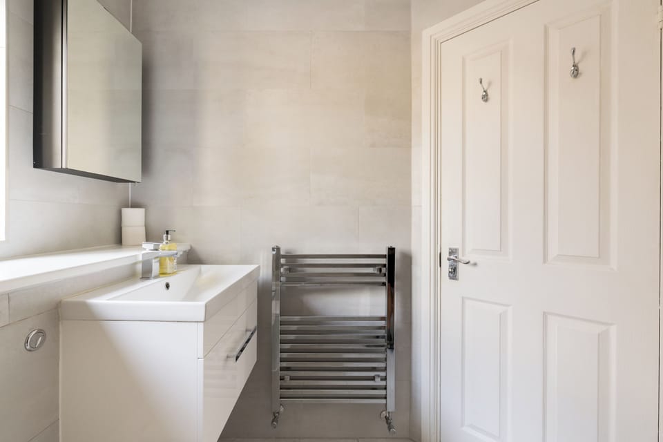 Green Light in Brondesbury Park Apartment in London