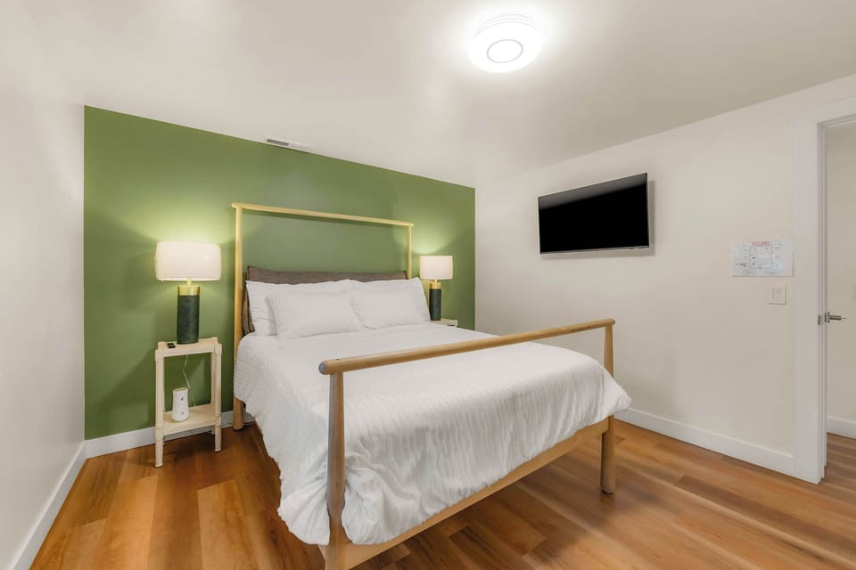 Bedroom 3 with queen bed, smart TV, and ensuite 