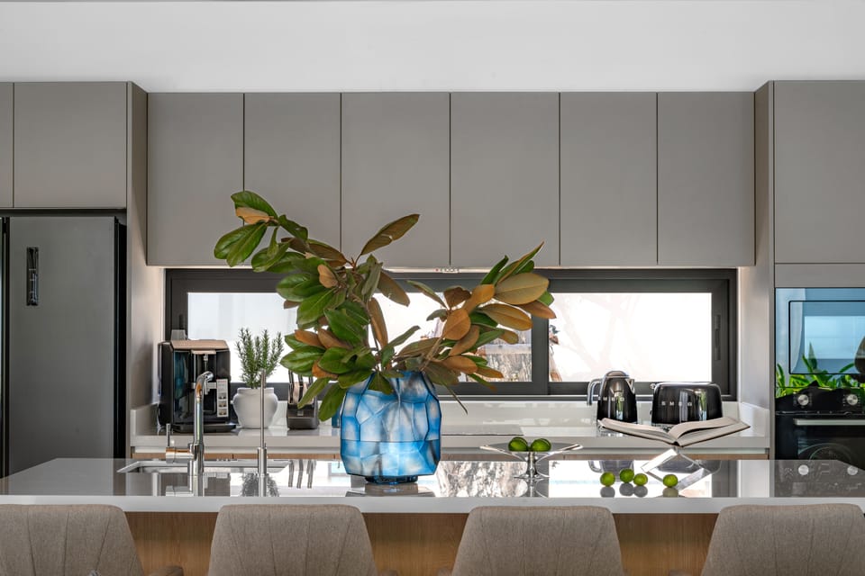 Deluxe House | Private kitchen | Coffee/tea maker, toaster, highchair