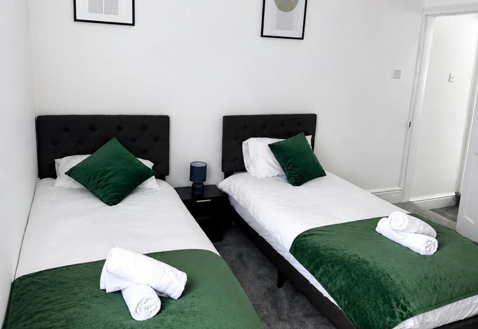 3 bedrooms, iron/ironing board, WiFi (free), bed sheets