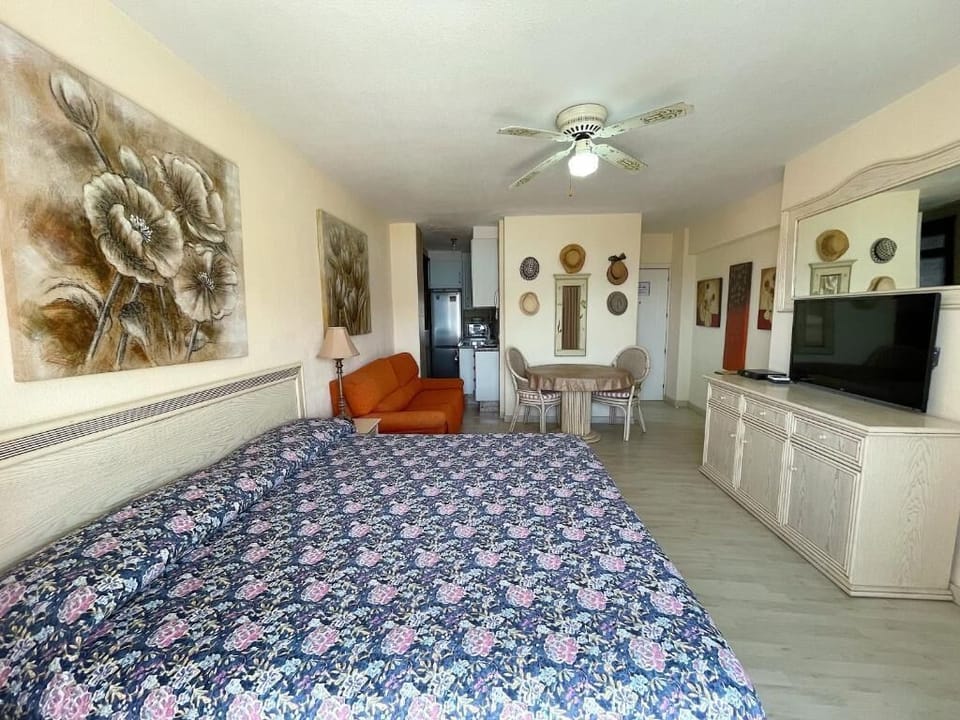 Studio, Balcony, Sea View | Living area