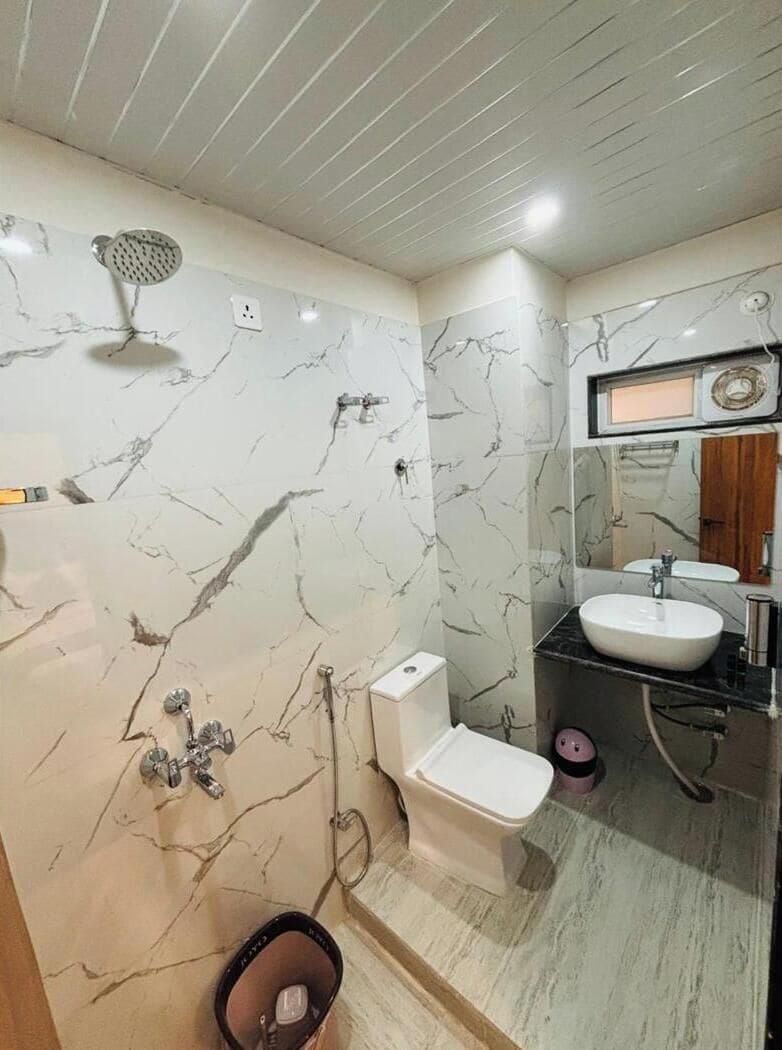 Standard Room | Bathroom | Free toiletries, towels, soap, shampoo