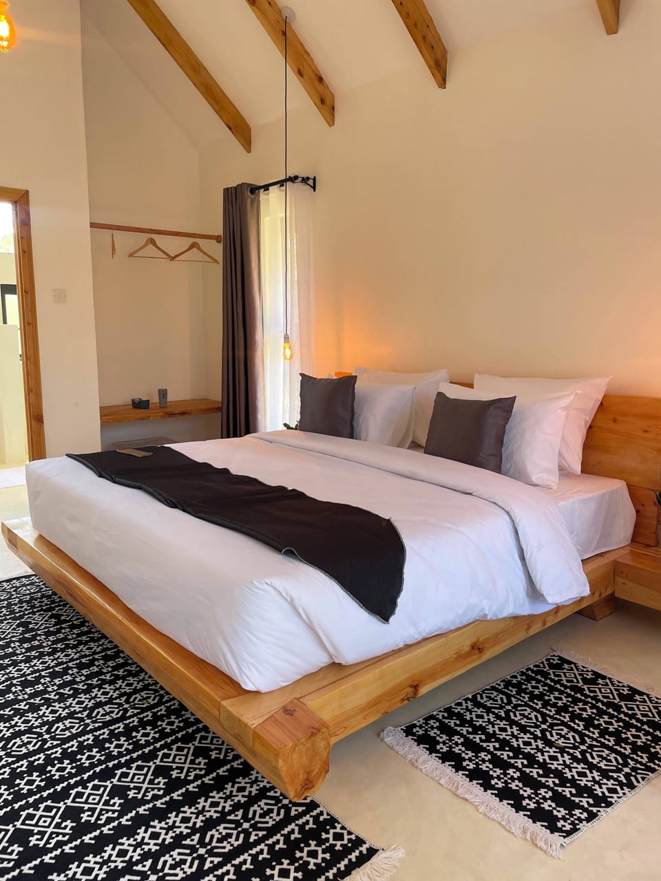 Deluxe Cottage, Mountain View | Laptop workspace, cribs (free), WiFi (free), bed sheets