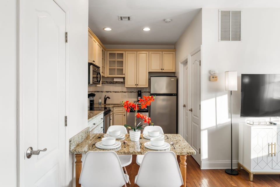 Prepare breakfast in the full kitchen and enjoy it together at the nearby dining table.