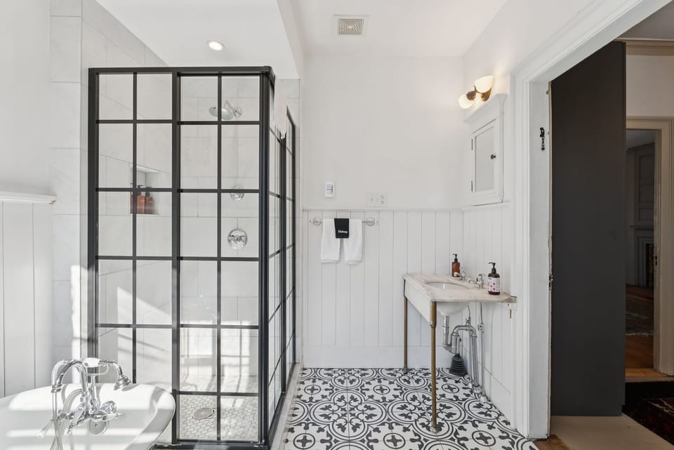 Full bath, in hallway (not shared)