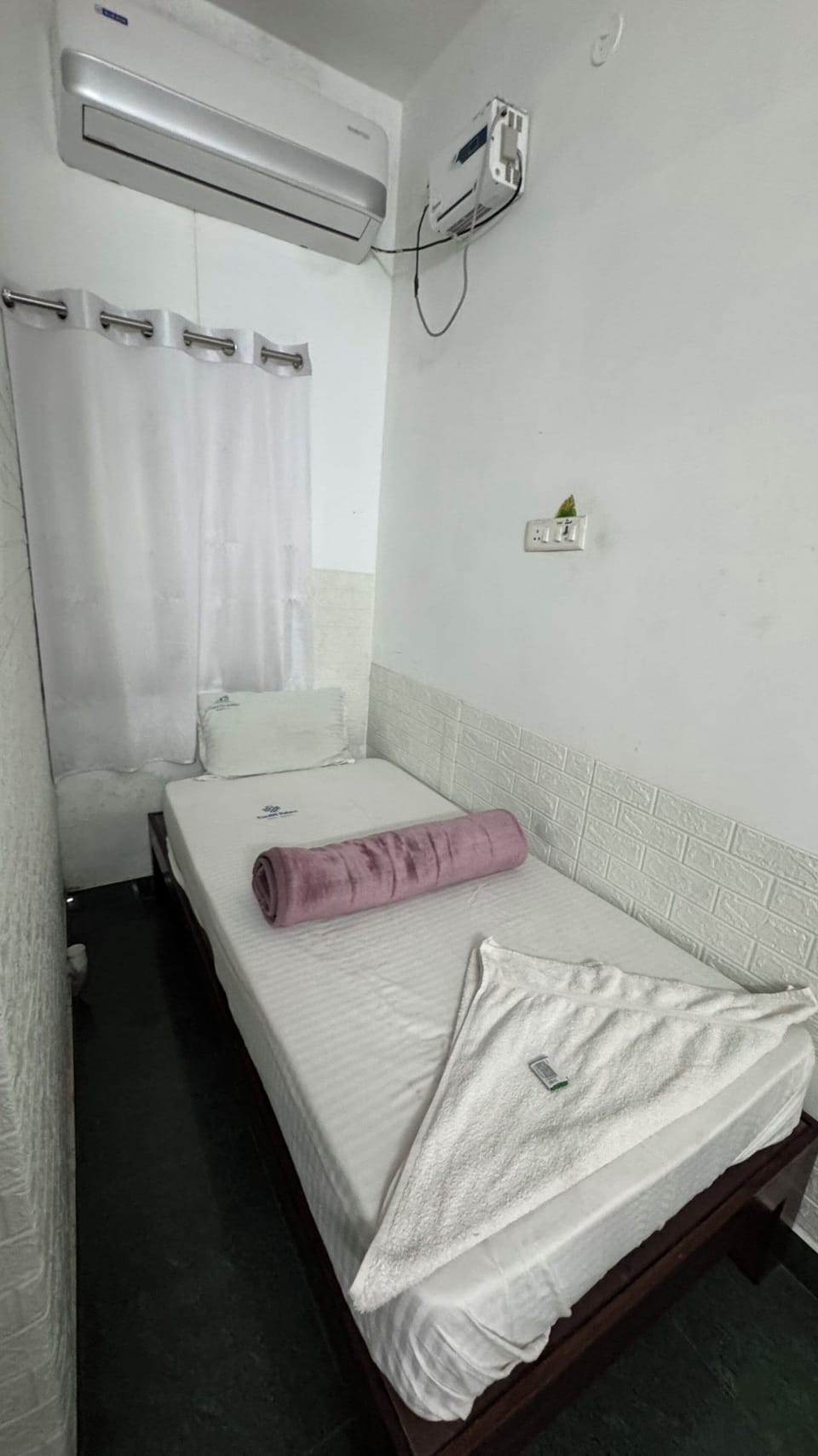 Family Double Room, City View | Bathroom | Shower, towels, soap, shampoo