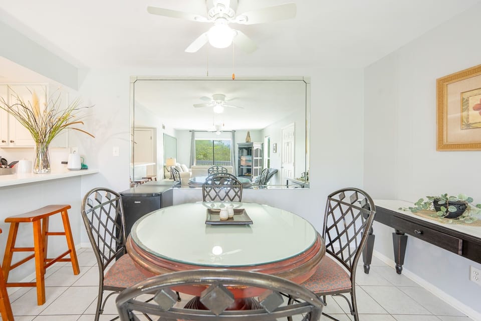 Condo, 2 Bedrooms | Dining