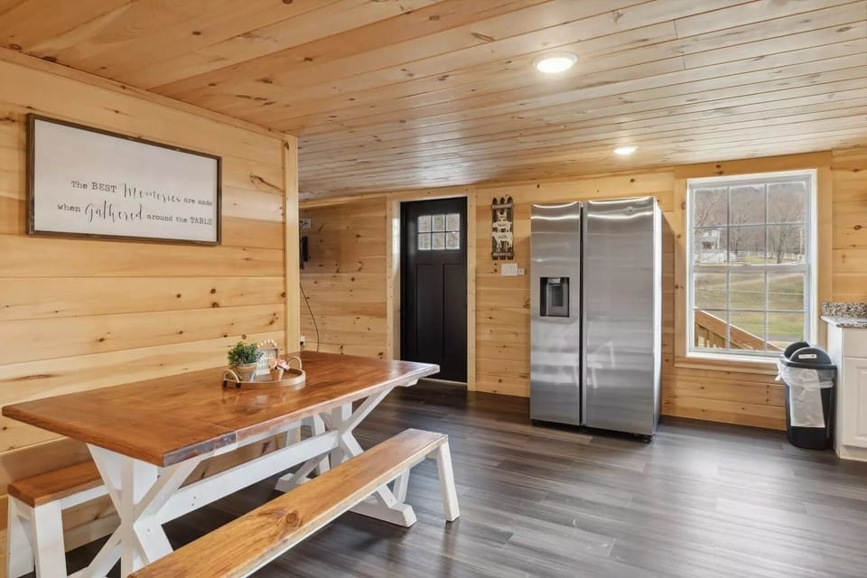Cabin, 2 Bedrooms | Dining