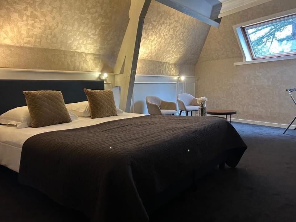 Standard Double Room | Laptop workspace, blackout drapes, soundproofing