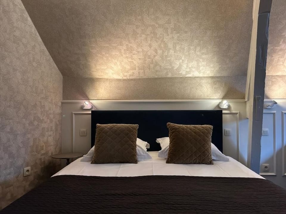 Standard Double Room | Laptop workspace, blackout drapes, soundproofing