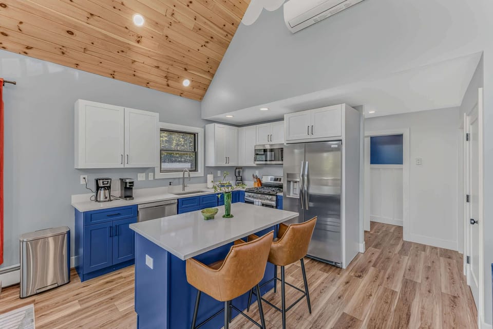Everything you need for a home cooked meal, from prep space to storage, in one well equipped kitchen.