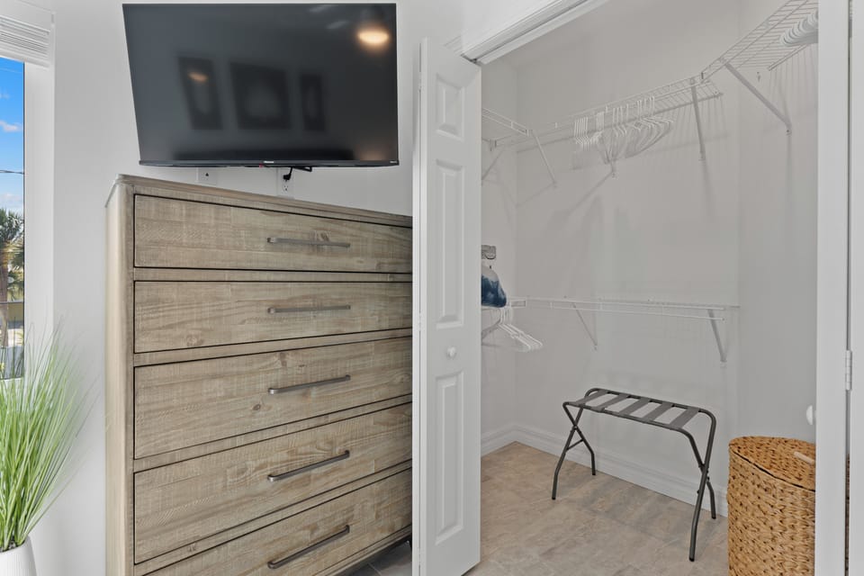 Primary bedrooms closet