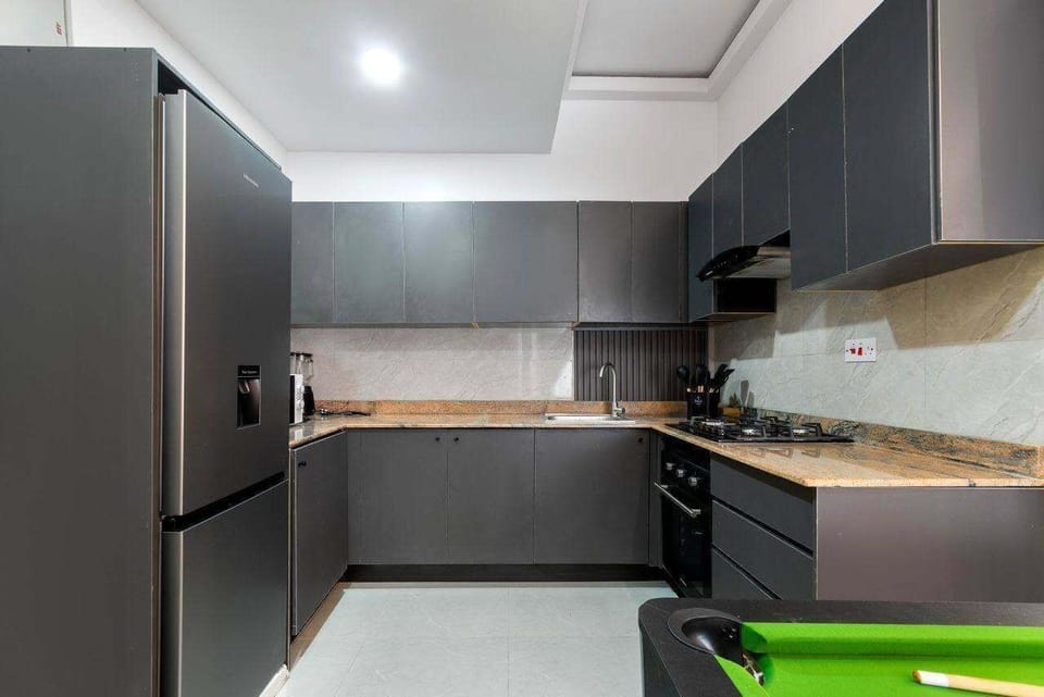 Deluxe Apartment, Balcony, City View | Private kitchen | Fridge, microwave, oven, stovetop