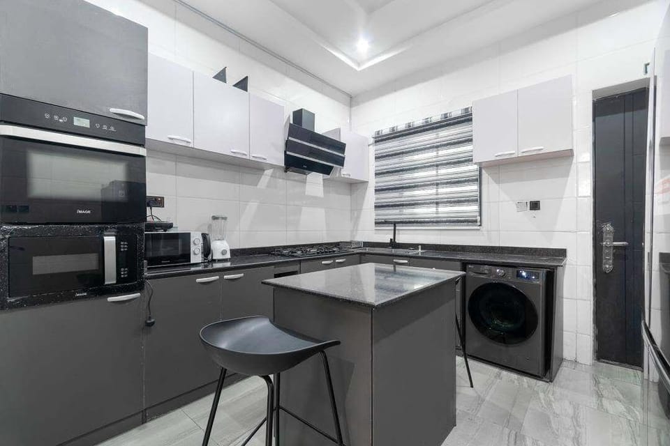 Deluxe Apartment, Balcony, City View | Private kitchen | Fridge, microwave, oven, stovetop