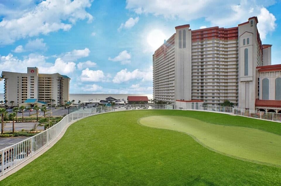 Putting green at Laketown Wharf