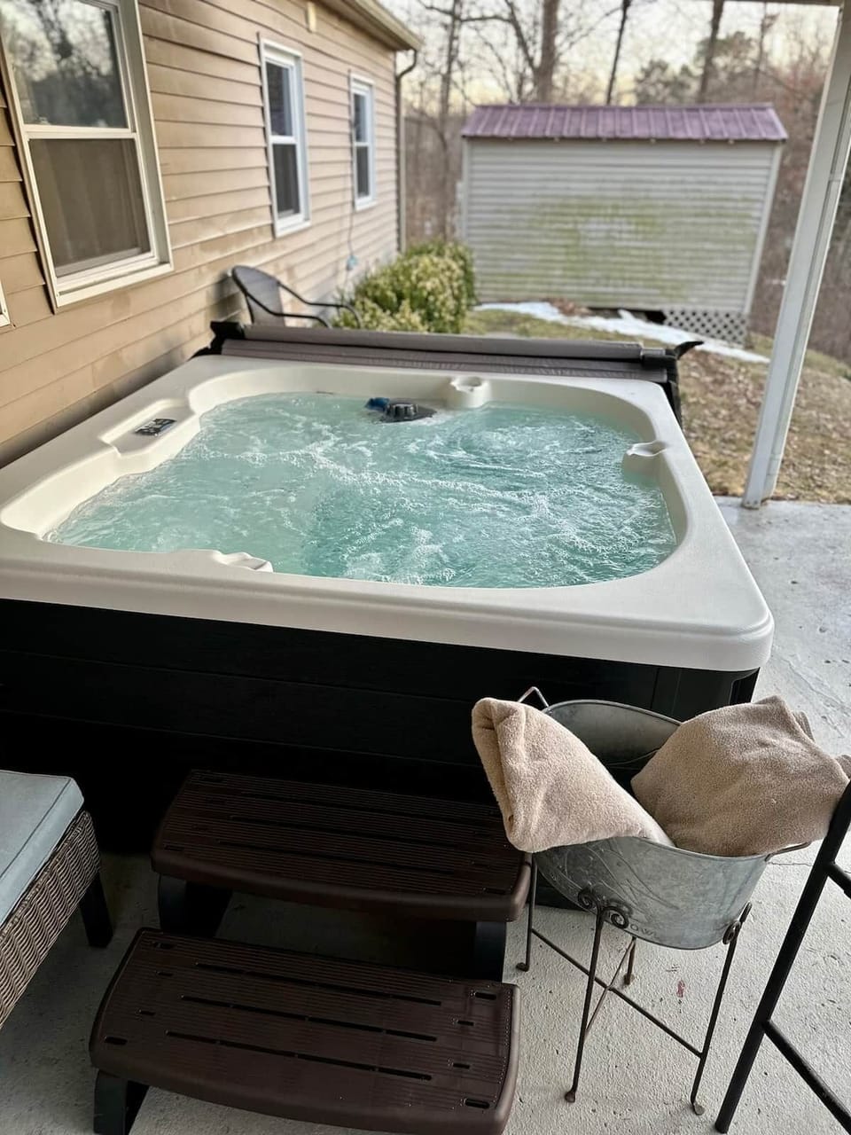 Outdoor spa tub