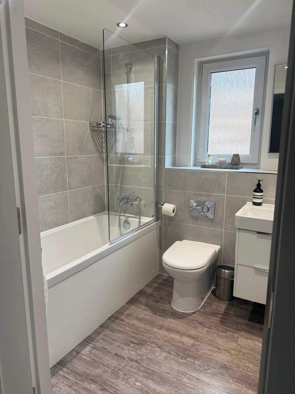 Main Bathroom with Bath